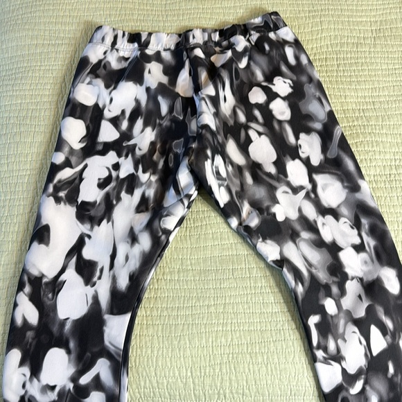 Nike Women's Lg Cosmo Tie Dye Leggings High Rise All Over Print Black White - Picture 4 of 5